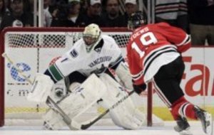 Les Blackhawks battent les Canucks en fusillade