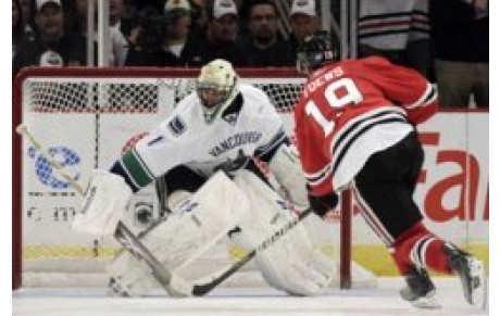 Les Blackhawks battent les Canucks en fusillade
